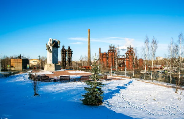 Monument Till Metallurger Mot Bakgrund Den Gamla Demidov Nizhny Tagil — Stockfoto