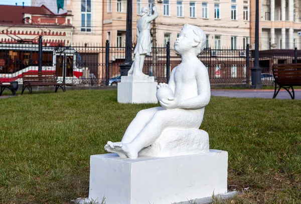Skulptur Junge Mit Ball Platz Der Sowjetischen Skulptur Nischni Tagil — Stockfoto