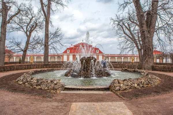 Sheaf Szökőkút Monplaisir Palotájában Kertjében Déli Oldal Petrodvoretek Peterhof Vagyok — Stock Fotó