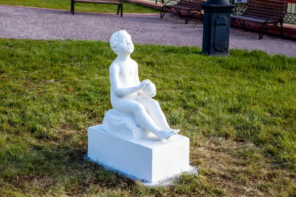 Skulptur Junge Mit Ball Platz Der Sowjetischen Skulptur Nischni Tagil — Stockfoto