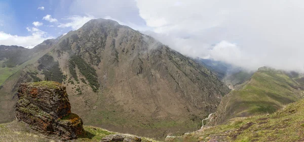 Dağların Arka Planına Karşı Kayalık Digoria Dağı Kuzey Osetya Rusya — Stok fotoğraf