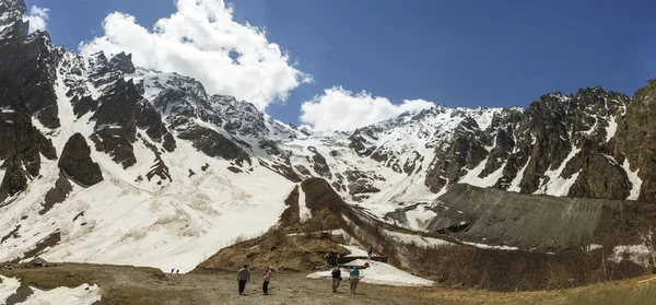 Turistas Glaciar Skaz Garganta Tseyskoe Osetia Del Norte Rusia Mayo — Foto de Stock