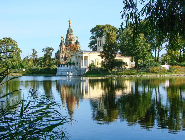 Tsaritsyn Pavilion和圣彼得和保罗教堂 彼特霍夫圣彼得堡 俄罗斯 September 2011 — 图库照片