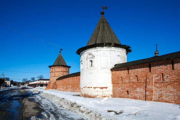Yuryevsky Kremlin Duvarları (Mikhailo-Arkhangelsky Yuryevsky Manastırı). Yuryev-Polsky. Vladimir bölgesi. - Rusya. 20 Mart 2021