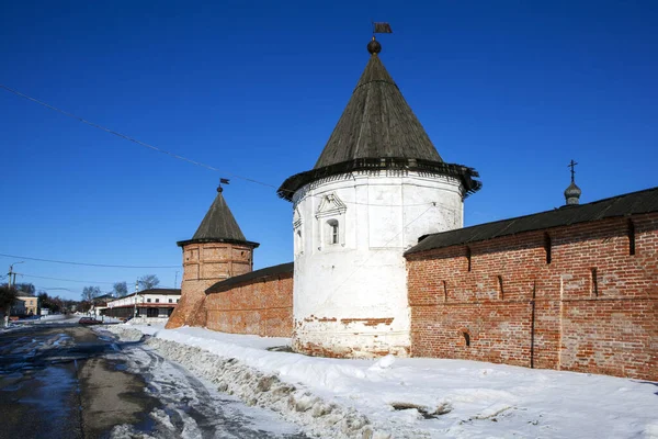 ユリェフスキー クレムリン ミハイロ アルケンゲルスキー ユリェフスキー修道院 の壁と町の850周年を記念して十字架 ユリエフ ポルスキー ウラジーミル地方 ロシアだ — ストック写真