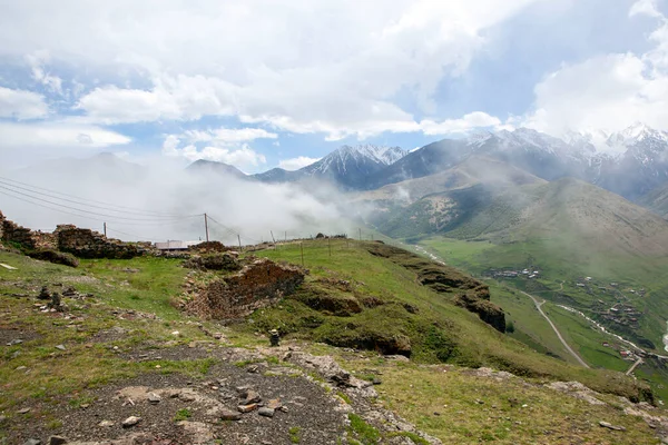 Paisaje Rural Con Montañas Fondo Pueblo Kamunta Mountain Digoria Osetia — Foto de Stock
