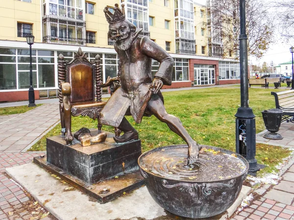 Скульптура Царя Сказки Ершова Маленькая Горбатая Лошадка Тобольск Тюменская Область — стоковое фото