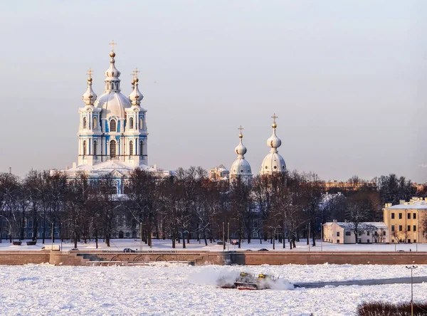 Nehir Buz Kırıcı Römorkör Neva Daki Buzları Kırıyor Smolny Katedrali — Stok fotoğraf