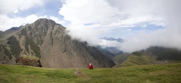 Kırmızılı Bir Kadın Bir Uçurumda Oturuyor Dağların Arkasında Digoria Dağı — Stok fotoğraf