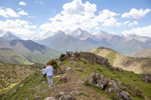 Turistler Kafkas Dağlarının Dzheyrakh Vadisinin Akarsularından Gelen Manzaralarına Hayran Ingushetia — Stok fotoğraf