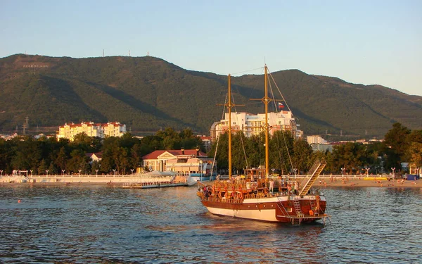 Yacht Gelendzhik Bay Sunset Gelendzhik Krasnodar Region Russia August 2011 — Stock Photo, Image