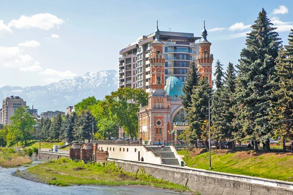 Muchtarovmoskén Sunnitisk Moské Tereks Vänstra Strand Mot Bakgrund Bordsberget Vladikavkaz — Stockfoto