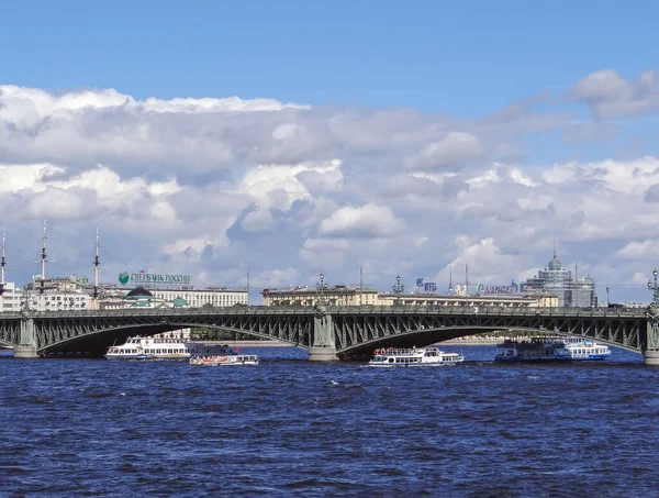 ネヴァ川に架かるトロイツキー橋 サンクトペテルブルク ロシアだ 2013年8月16日 — ストック写真