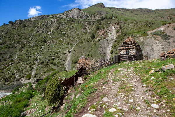 Beş Kule Mezar Eski Bir Mezarlık Faşist Köyü Irafsky Bölgesi — Stok fotoğraf