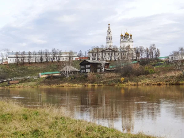 Rivière Tura Dans Contexte Cathédrale Sainte Trinité Verkhoturye Région Sverdlovsk — Photo