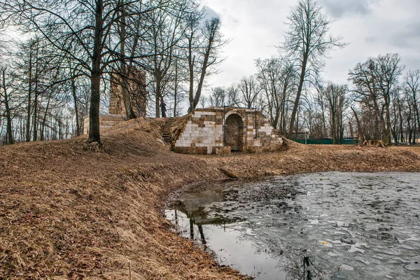 Grota Ruina Wieży Oryol Park Strelna Petersburga Rosja Kwietnia 202 — Zdjęcie stockowe