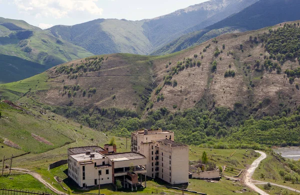 Keskeneräinen Parantola Kanin Kylän Lähellä Karmadon Gorge Pohjois Ossetiassa Venäjältä — kuvapankkivalokuva