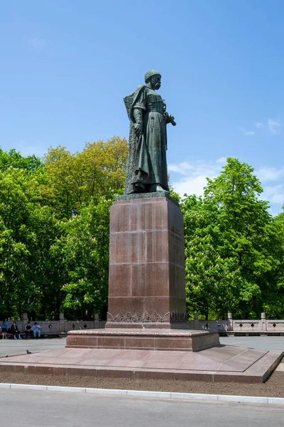 在奥塞梯剧院前的Kosta Levanovich Khetagurov纪念碑 俄罗斯北奥塞梯的Vladikavkaz 2021年5月13日 — 图库照片