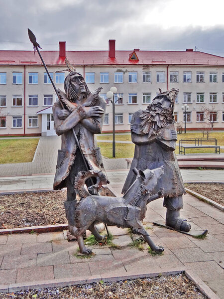 Скульптурная композиция "Робинзон Крузо, пятница и собака". Тобольск. Тюменская область. Россия. 15 октября 2013