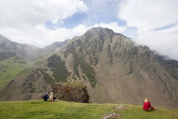 Una Mujer Rojo Sentada Acantilado Sobre Fondo Montañas Mountain Digoria — Foto de Stock
