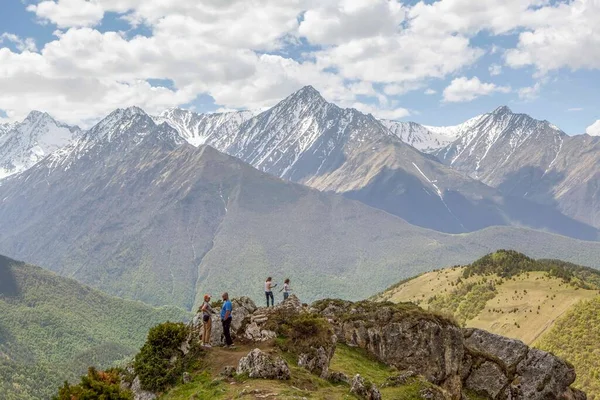 Turistler Kafkas Dağlarının Dzheyrakh Vadisinin Akarsularından Gelen Manzaralarına Hayran Ingushetia — Stok fotoğraf