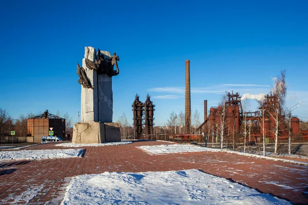 以老Demidov Nizhny Tagil冶金厂为背景的冶金学家纪念碑 这个植物馆得名于奎比雪夫 Nizhny Tagil 俄罗斯 2020年11月19日 — 图库照片