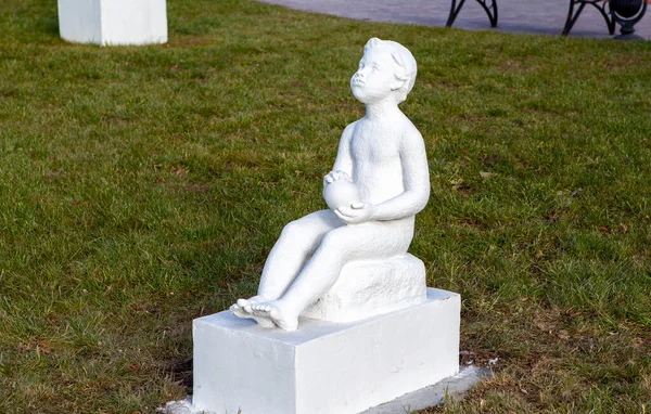 Skulptur Junge Mit Ball Platz Der Sowjetischen Skulptur Nischni Tagil — Stockfoto