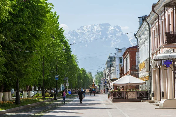 テーブルマウンテンの景色を望むProspektミラの歩行者エリア ロシア 北オセチアのウラジカフカス 2021年5月13日 ストック写真