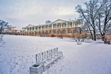 Cameron Galerisi 'nde karla kaplı banklar. Puşkin şehri. (Tsarskoe Selo) Saint-Petersburg, Rusya. - Rusya. 21 Ocak 2021