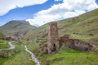 Komidon Nehri 'nin kıyısındaki alt kule. Kuleleri olan çok katlı binaların ortaçağ mimari kompleksi. Digoria Dağı. Galiat. Kuzey Osetya. - Rusya. 18 Mayıs 2021