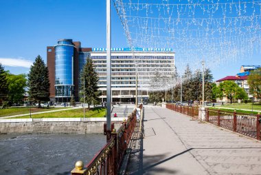 Terek Nehri 'nin karşısındaki yaya köprüsü Kladki' nin Ocekavkaz Oteli manzaralı. Hughkavkaz, Kuzey Osetya, Rusya. 13 Mayıs 2021