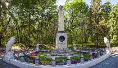 Lermontov 'un düellosunun yapıldığı yerdeki anıt. Pyatigorsk 'ta. Stavropol bölgesi. - Rusya. 20 Mayıs 2021
