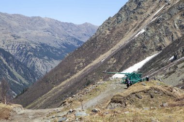 Büyük çığ düşmesin diye kışın tepeleri bombaladıkları silah. Skaz buzulu. Tseyskoe Boğazı. Kuzey Osetya. - Rusya. 16 Mayıs 2021