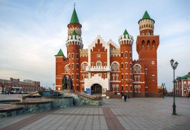 Patriarshaya Meydanı ile Cumhuriyetçi Kukla Tiyatrosu, Murom 'lu Peter ve Fevronia' nın bir çeşme anıtı. Yoshkar-Ola. Mari El Republic. - Rusya. 27 Ekim 2020