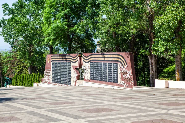 Военный Мемориал Бумажными Белыми Голубями Фотографиями Погибших Пятигорск Ставропольский Край — стоковое фото