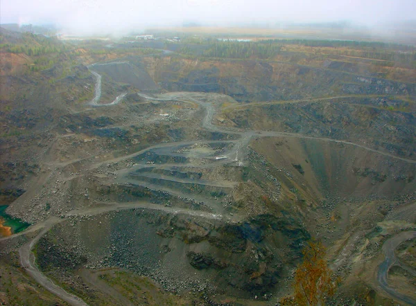 格雷斯山遗址上的一个采石场Kushva 斯维尔德洛夫斯克州俄罗斯 May 2012 — 图库照片