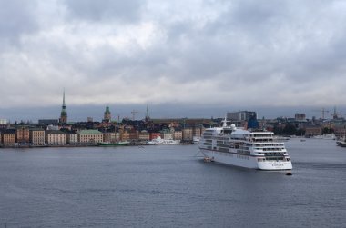 Stockholm. İsveç. Su ile eski şehir görünümünü.