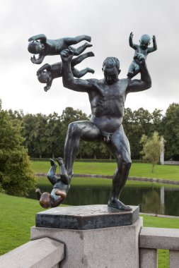Gustav Vigeland Heykel Sergisi şık parkta. Oslo. Norveç.