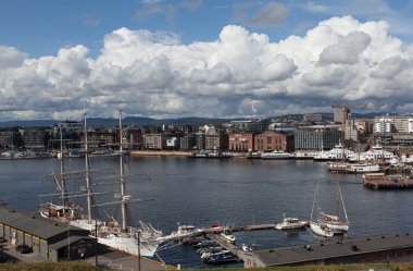 Akershus Kalesi Surlarının Oslo ve Oslo Fiyordu manzaralı. Norveç