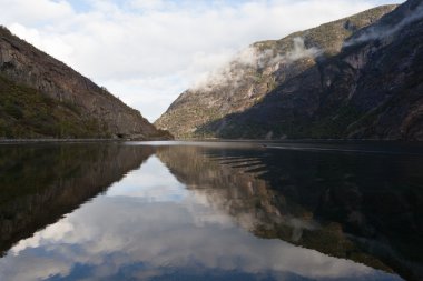 Sakin suda taş yansıma kayaları ile birleştirir. Sognefjord. Laerdal. Norveç.