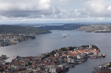 Norveç. Bergen Dağı üzerinden görünüm paylamak.