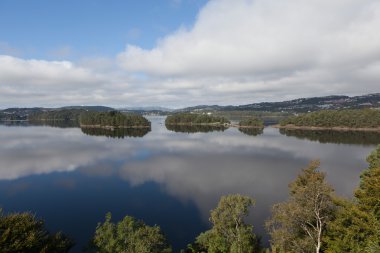 Belirlenen Grieg. Göl kıyısında bulunan Nurdos manor Troldhaugen var. Norveç.