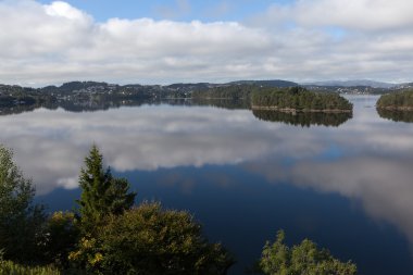 Belirlenen Grieg. Göl kıyısında bulunan Nurdos manor Troldhaugen var. Norveç.