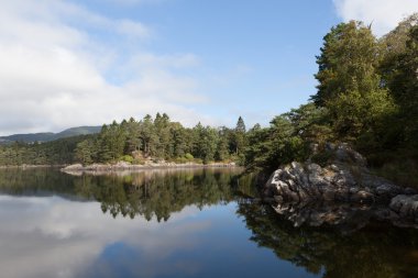 Belirlenen Grieg. Göl kıyısında bulunan Nurdos manor Troldhaugen var. Norveç.