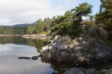 Belirlenen Grieg. Göl kıyısında bulunan Nurdos manor Troldhaugen var. Norveç.