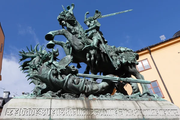 Svédország. Stockholm. Szent György a győztes feltűnő kard dragon szobor. — Stock Fotó