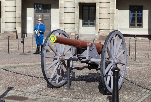 De wacht bij de post over geweren in het Koninklijk Paleis. Stockholm. Zweden — Stockfoto