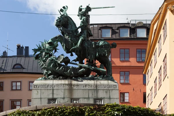 Suecia. Estocolmo. Escultura de San Jorge el Victorioso espada llamativa dragón . — Foto de Stock