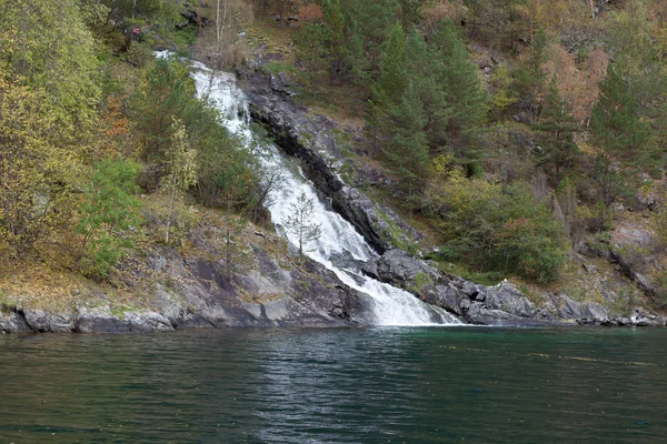 Cachoeira no fiorde do rio. Noruega . — Fotografia de Stock