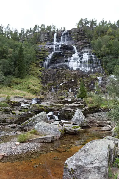 Wodospad lato Stalheimskleiva, Norwegia. — Zdjęcie stockowe